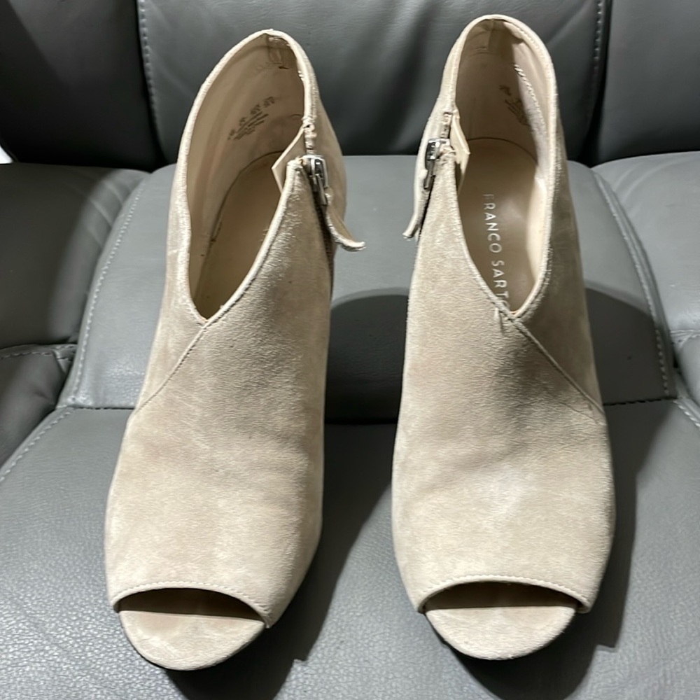 FRANCO SARTO tan suede heels with zipper side